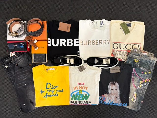 Overview of clothing, shoes and accessories arranged for the FashionReps haul post