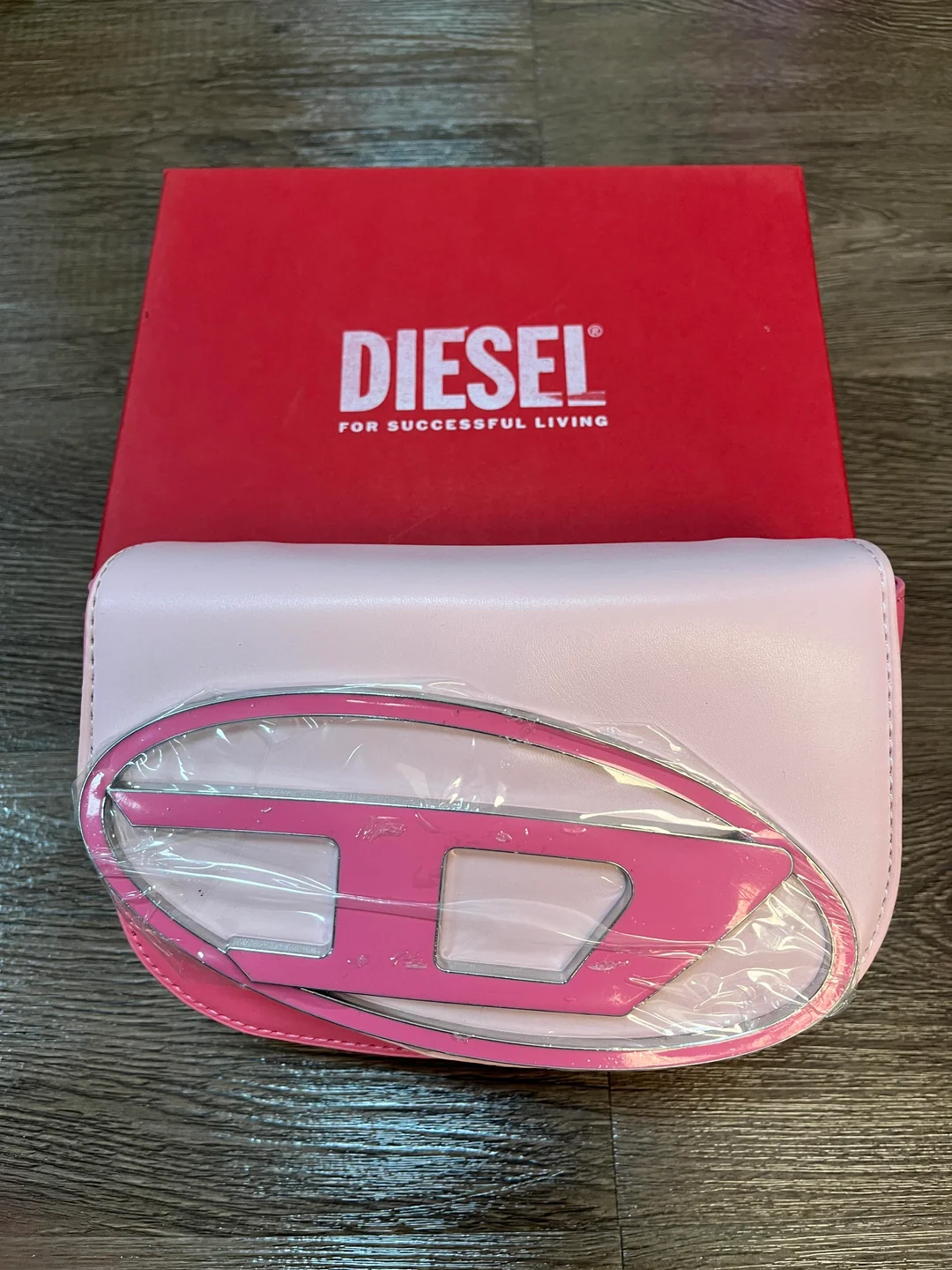 Pink shoulder bag and presentation box shown in the buyer gallery
