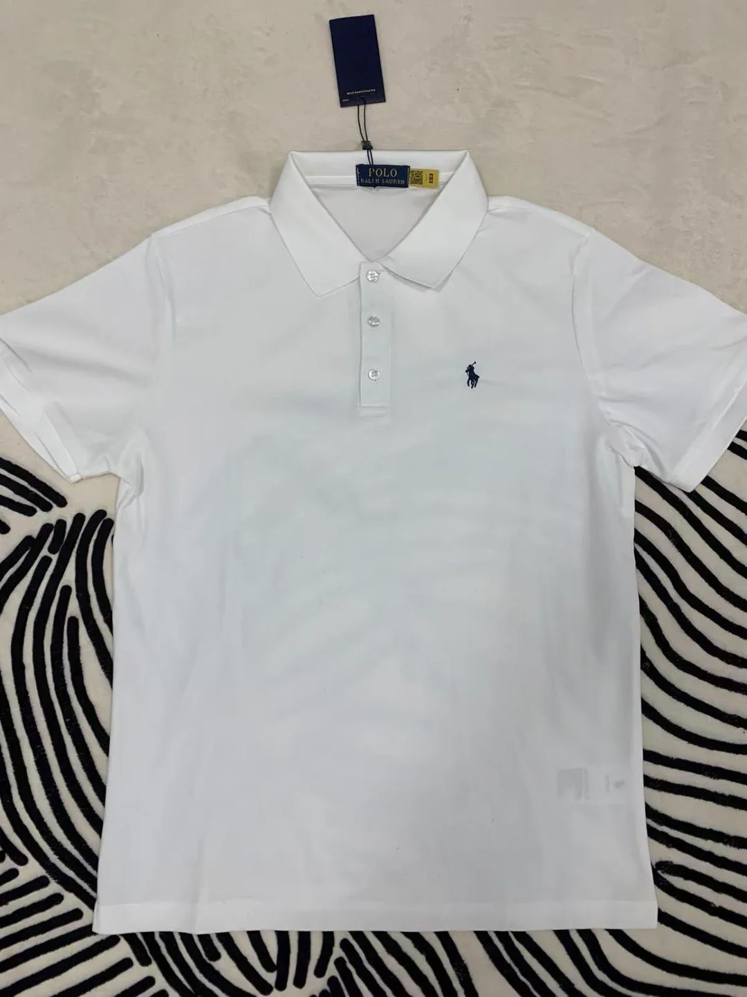 White polo shirt shown in the LoongBuyClub pickup gallery